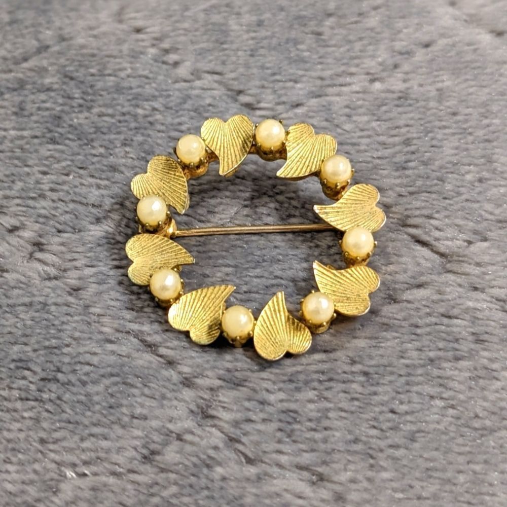 Vintage 50's Goldtone Heart Circle Brooche w/ Faux Seed Pearls